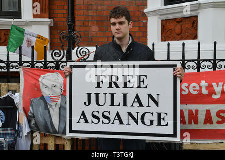 London, Knightsbridge. Botschaft von Ecuador, 11. April 2019. Ein Aktivist Proteste gegenüber der Botschaft von Ecuador in London, kurz nach WikiLeaks Gründer Julian Assange entfernt wurde und von der britischen Polizei festgenommen. Stockfoto