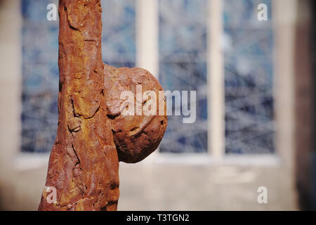 Hereford Kathedrale, Hereford, Großbritannien - über Grenzen Skulptur von John O'Connor Eisen Harz und aus rostfreiem Stahl Stockfoto