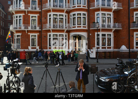 Journalisten und TV-Reporter Sammlung gegenüber der Botschaft von Ecuador in London, ein paar Stunden nach Julian Assange aus dem Gebäude entfernt wurde und von der Polizei festgenommen. Stockfoto