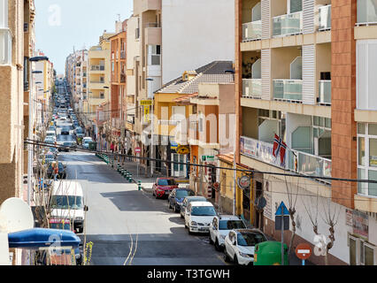 Torrevieja, Spanien - 22. März 2019: Oberhalb der oberen Ansicht wohnviertel Straßen von Torrevieja spanisches Resort City, typische hohe Gebäude exterio Stockfoto