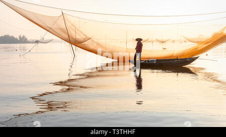 Stationäre Lift Net Angeln Trap am Cua Dai Strand, Hoi An, Vietnam Stockfoto