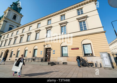 Warschau, Polen. April 2019. Das Gebäude der Fakultät für Philosophie der Universität in Warschau Krakowskie Vorstadt Straße Stockfoto