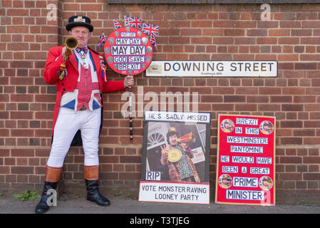 Pro-Brexit Demonstrant in Downing Street, Smethwick, West Midlands mit Poster von spät Csreaming Lord Sutch der Monster Raving Loony Party Stockfoto