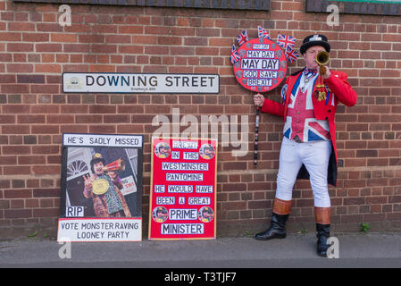 Pro-Brexit Demonstrant in Downing Street, Smethwick, West Midlands mit Poster von spät Csreaming Lord Sutch der Monster Raving Loony Party Stockfoto