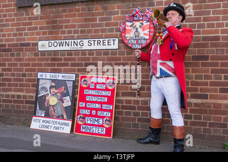 Pro-Brexit Demonstrant in Downing Street, Smethwick, West Midlands mit Poster von spät Csreaming Lord Sutch der Monster Raving Loony Party Stockfoto