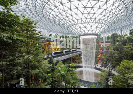 Passagier in der Skytrain kann man den Regen vortex an Juwel Changi Airport, Singapur Stockfoto