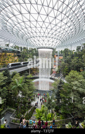 Die weltweit höchsten Wasserfall von bis zu 40 m hoch an Juwel Changi Airport, Singapur Stockfoto