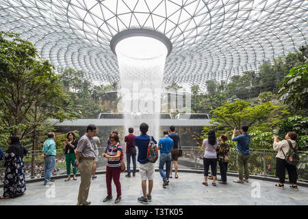 Neugierigen Aufnehmen von Bildern und bewundern Sie die Innen- landschaft bei Juwel Changi Airport, Singapur Stockfoto