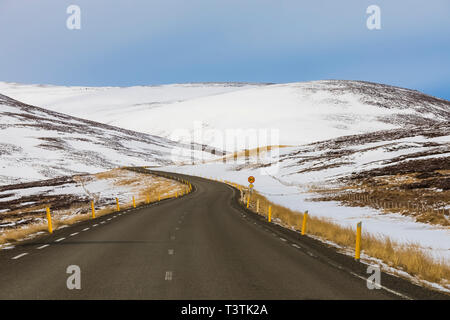 Der Route 60 nach Norden in den Westfjorden Islands, durch die Bedingungen im Winter Stockfoto