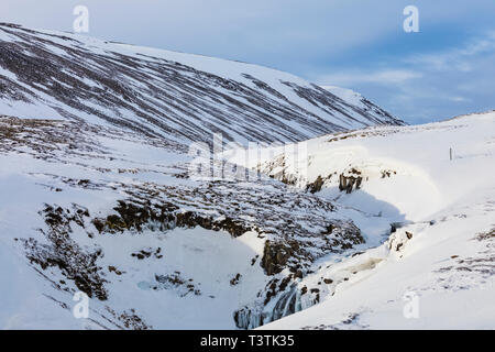 Der Route 60 nach Norden in den Westfjorden Islands, durch die Bedingungen im Winter Stockfoto