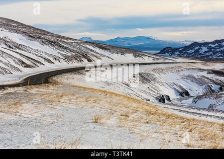 Der Route 60 nach Norden in den Westfjorden Islands, durch die Bedingungen im Winter Stockfoto