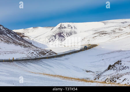 Der Route 60 nach Norden in den Westfjorden Islands, durch die Bedingungen im Winter Stockfoto