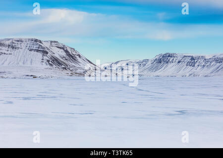 Der Route 60 nach Norden in den Westfjorden Islands, durch die Bedingungen im Winter Stockfoto