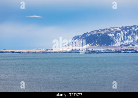 Der Route 60 nach Norden entlang Breiðafjörður in den Westfjorden Islands, durch die Bedingungen im Winter Stockfoto