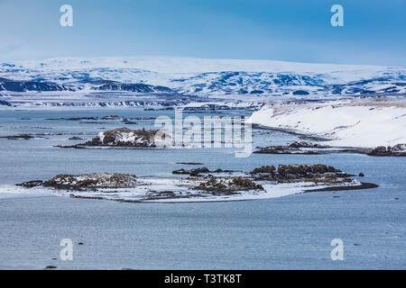 Der Route 60 nach Norden entlang Breiðafjörður in den Westfjorden Islands, durch die Bedingungen im Winter Stockfoto