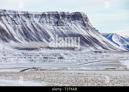 Der Route 60 nach Norden in den Westfjorden Islands, durch die Bedingungen im Winter Stockfoto