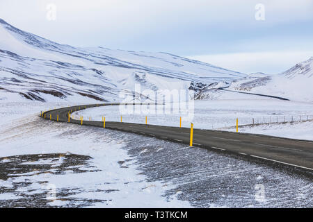 Der Route 60 nach Norden in den Westfjorden Islands, durch die Bedingungen im Winter Stockfoto