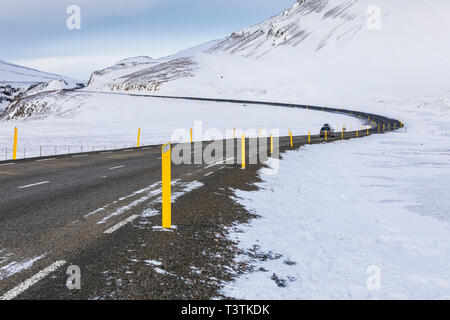 Der Route 60 nach Norden in den Westfjorden Islands, durch die Bedingungen im Winter Stockfoto