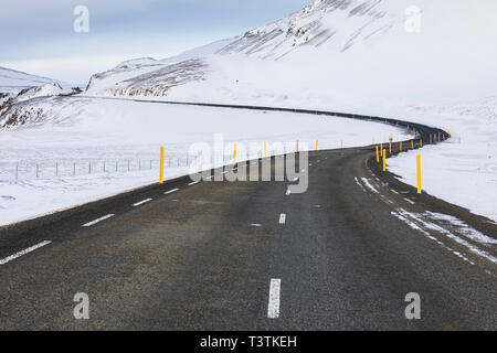 Der Route 60 nach Norden in den Westfjorden Islands, durch die Bedingungen im Winter Stockfoto