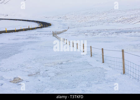 Der Route 60 nach Norden in den Westfjorden Islands, durch die Bedingungen im Winter Stockfoto