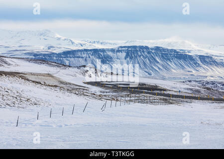 Der Route 60 nach Norden in den Westfjorden Islands, durch die Bedingungen im Winter Stockfoto