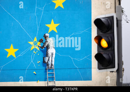 Was als nächstes für Brexit?? Eine gelbe Ampel neben berühmten banksy Brexit Wandbild an der Seite eines baufälligen Gebäude in Dover. Bild Datum Mittwoch Stockfoto