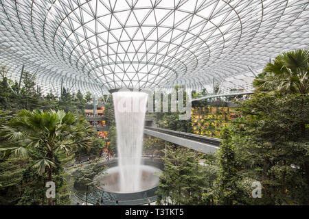 Klarer Blick auf die Landschaft des Regenwirbels am Jewel Changi Airport Stockfoto