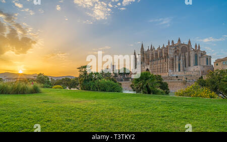 Landschaft mit Kathedrale La Seu bei Sonnenuntergang in Palma de Mallorca Inseln, Spanien Stockfoto