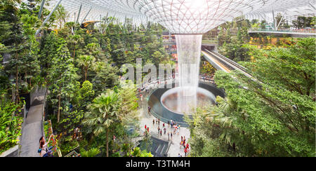 Die Natur in eine innere Struktur auf Juwel Changi Airport bauen Stockfoto