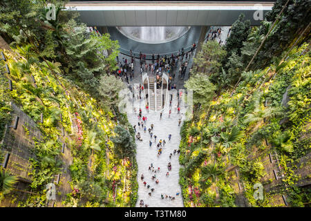 Blick von oben auf das Jewel Interior am Changi Airport, Singapur Stockfoto