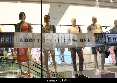 Schaufensterfiguren von Topshop scheinen die Kunden auf der Straße zu beobachten. Schaufenster Dekoration für Mitte der Saison Verkauf Stockfoto