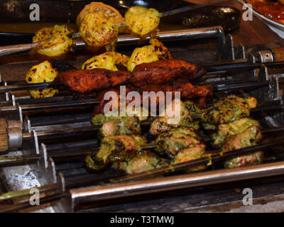 Leckere und scharfe Indische Kebabs (Essen gegrillt über brennende Holzkohle Feuer) Stockfoto