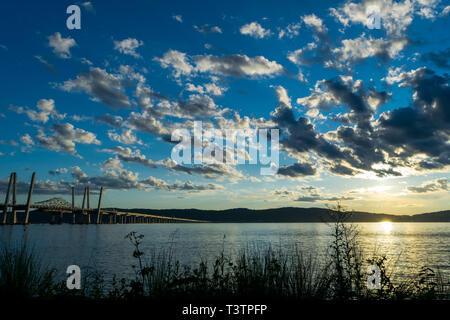 Tappan Zee Bridge über den Hudson River nach New Jersey führen, während Sie einen wunderschönen Sonnenuntergang leuchtet die Wolke Himmel, Tarrytown, New Y Stockfoto