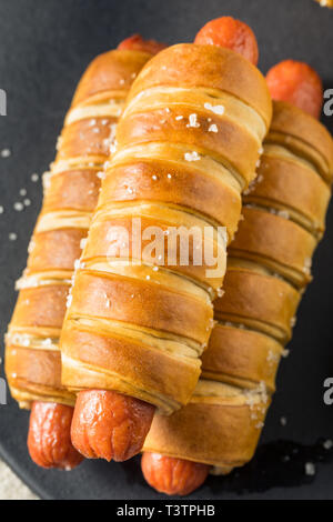 Hausgemachte Brezel gewickelt Hot Dog mit Senf Stockfoto