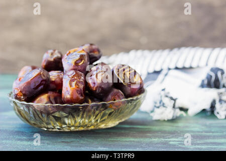 Schüssel mit getrocknete Datteln Stockfoto