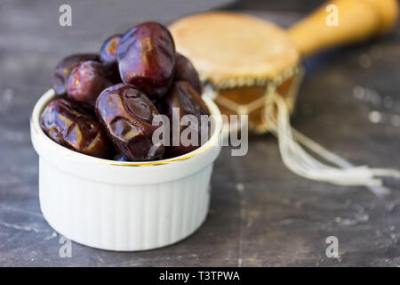 Getrocknete Datteln Obst in einer Schüssel auf hölzernen Hintergrund Stockfoto
