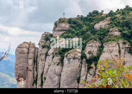 Montserrat ist ein Berg in der Nähe von Barcelona in Katalonien. Es ist der Ort einer Benediktinerabtei, Santa Maria de Montserrat, welche Hosts die Jungfrau von Mon Stockfoto