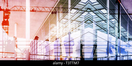 Masse der Geschäftsleute im Bürogebäude über stadtbild Double Exposure - Stockfoto