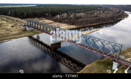 Eisenbahnbrücke über den Fluss Luftaufnahmen mit einer Drohne Stockfoto