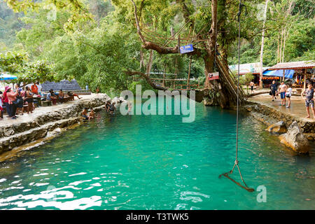 Blaue Lagune in Vang Vieng, Laos, berühmten Reiseziel mit klarem Wasser und tropische Landschaft Stockfoto