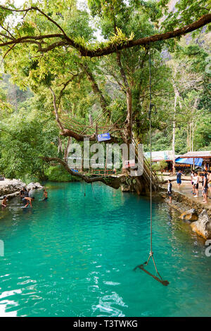 Blaue Lagune in Vang Vieng, Laos, berühmten Reiseziel mit klarem Wasser und tropische Landschaft Stockfoto