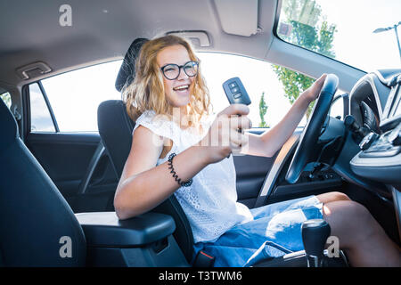 ein junges Mädchen nach Prüfung erfolgreich in ein Auto fahren Stockfoto