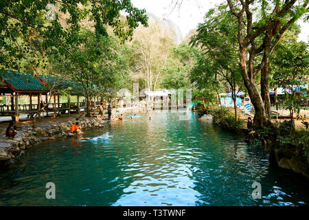 Blaue Lagune in Vang Vieng, Laos, berühmten Reiseziel mit klarem Wasser und tropische Landschaft Stockfoto