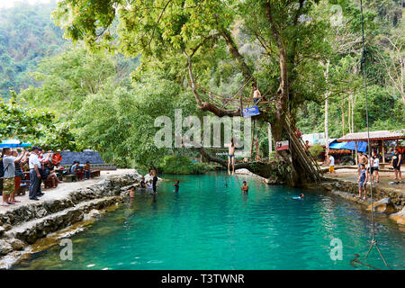 Blaue Lagune in Vang Vieng, Laos, berühmten Reiseziel mit klarem Wasser und tropische Landschaft Stockfoto