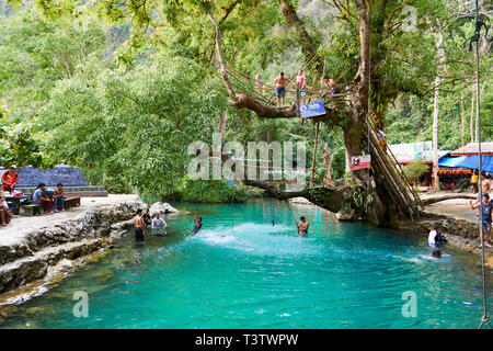 Blaue Lagune in Vang Vieng, Laos, berühmten Reiseziel mit klarem Wasser und tropische Landschaft Stockfoto