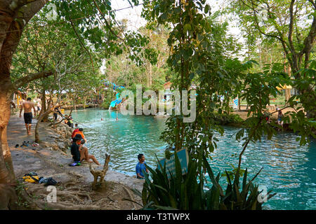 Blaue Lagune in Vang Vieng, Laos, berühmten Reiseziel mit klarem Wasser und tropische Landschaft Stockfoto