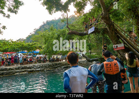 Blaue Lagune in Vang Vieng, Laos, berühmten Reiseziel mit klarem Wasser und tropische Landschaft Stockfoto