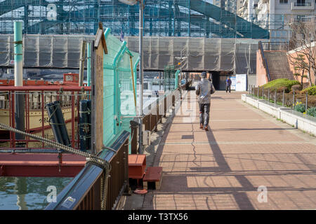 Jeden Tag habe ich Komagata Brücke auf dem Weg nach Kuramae Präfektur Station überschritten. Es ist eine perfekte Kombination aus Art-déco-Architektur & Blick auf moderne Tokio Skytree Stockfoto