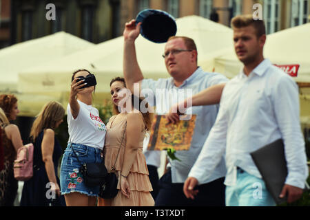 Warschau, Polen - 29. Juni 2018. Die Menschen in den Marktplatz in der Altstadt (Rynek Starego Miasta) in Warschau, Polen. Stockfoto