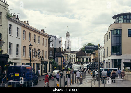 London, Großbritannien - 23 Juli, 2018: Greenwich Street und St. Alfege Kirche auf dem Hintergrund, London, UK Stockfoto